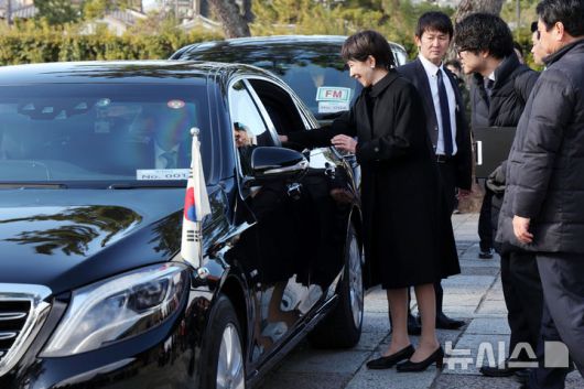[나라=뉴시스] 고범준 기자 = 다카이치 사나에 일본 총리가 14일(현지 시간) 나라현의 대표 문화유적지인 호류지에서 이재명 대통령과 친교 행사를 마친 뒤 영송하고 있다. 2026.01.14. bjko@mewsis.com