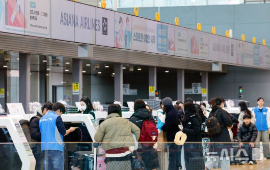 [인천공항=뉴시스] 박주성 기자 = 아시아나항공이 인천국제공항 제2여객터미널(T2) 운항을 개시한 14일 오전 인천국제공항 제2터미널에서 여행객들이 탑승 수속을 하고 있다. (공동취재). 2026.01.14. photo@newsis.com