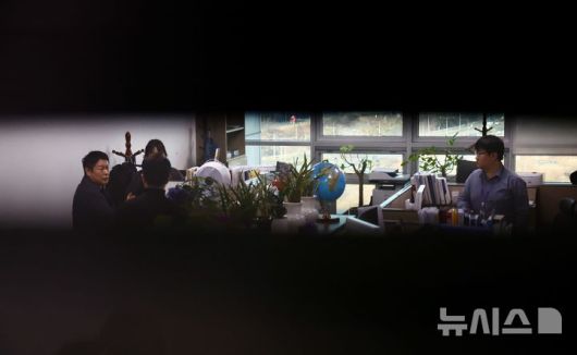 [서울=뉴시스] 김명년 기자 = 14일 오전 서울 여의도 국회 의원회관 김병기 전 민주당 원내대표 의원실에서 ‘공천헌금’ 혐의로 압수수색중인 경찰이 의원실 관계자들과 대화하고 있다.2026.01.14. kmn@newsis.com