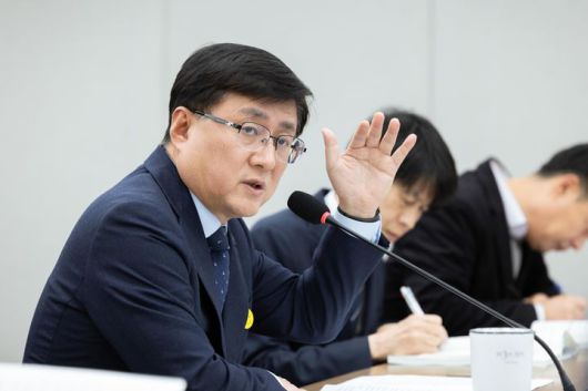 [서울=뉴시스] 김성환 기후에너지환경부 장관이 14일 세종시 정부세종청사에서 열린 기후에너지환경부 환경분야 산하기관 업무보고에 참석해 발언하고 있다. (사진=기후에너지환경부 제공) 2026.01.14. photo@newsis.com *재판매 및 DB 금지