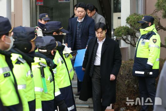 [서울=뉴시스] 권창회 기자 = 서울경찰청 공공범죄수사대가 정치자금법 위반 등 혐의로 김병기 더불어민주당 의원 주거지 등 6개소에 대한 압수수색을 실시했다. 14일 오전 서울 동작구 김병기 의원 자택에서 경찰이 압수물품을 들고 나오고 있다. 2025.01.14. kch0523@newsis.com