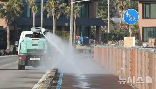 [서귀포=뉴시스] 우장호 기자 = 14일 오전 제주 서귀포시 청정축산과 소속 방역 차량이 야생 조류 분변에서 고병원성 조류인플루엔자(AI) 바이러스가 검출된 시흥리 해안가에서 소독약을 살포하고 있다. 제주도는 서귀포시 성산읍 시흥리 해안에서 조류인플루엔자가 확인됨에 따라 반경 10㎞ 이내 가금류 사육 농가에 이동 제한 조치도 내린 상태다. 2026.01.14. woo1223@newsis.com