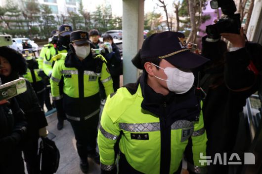 [서울=뉴시스] 권창회 기자 = 서울경찰청 공공범죄수사대가 정치자금법 위반 등 혐의로 김병기 더불어민주당 의원 주거지 등 6개소에 대한 압수수색을 실시했다. 14일 오전 경찰병력이 서울 동작구 김병기 의원 자택으로 들어가고 있다. 2025.01.14. kch0523@newsis.com