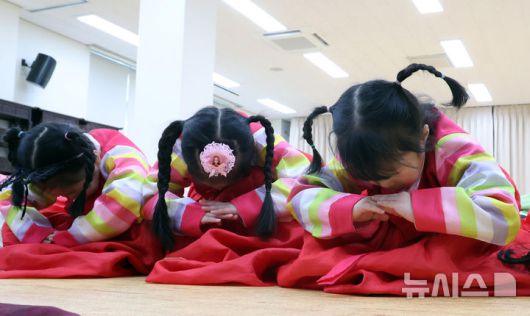 [부산=뉴시스] 하경민 기자 = 어린이 전통예절교실이 열린 14일 부산 동래구 충렬사 안락서원 교육회관에서 유치원생들이 한복을 입고 큰절하는 법을 배우고 있다. 2026.01.14. yulnetphoto@newsis.com