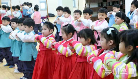 [부산=뉴시스] 하경민 기자 = 어린이 전통예절교실이 열린 14일 부산 동래구 충렬사 안락서원 교육회관에서 유치원생들이 한복을 입고 큰절하는 법을 배우고 있다. 2026.01.14. yulnetphoto@newsis.com