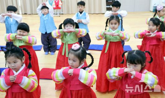[부산=뉴시스] 하경민 기자 = 어린이 전통예절교실이 열린 14일 부산 동래구 충렬사 안락서원 교육회관에서 유치원생들이 한복을 입고 큰절하는 법을 배우고 있다. 2026.01.14. yulnetphoto@newsis.com