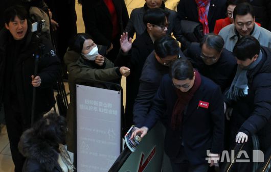 [서울=뉴시스] 김금보 기자 = 한동훈 전 국민의힘 대표 지지자들이 14일 오전 서울 여의도 중소기업중앙회에서 국민의힘 서울시당 신년인사회를 마치고 이동하는 신동욱 최고위원을 향해 한동훈 전 대표 제명 철회를 요구하고 있다.국민의힘 중앙윤리위원회는 14일 '당원게시판 사태'와 관련해 한동훈 전 대표의 제명을 결정했다. 2026.01.14. kgb@newsis.com