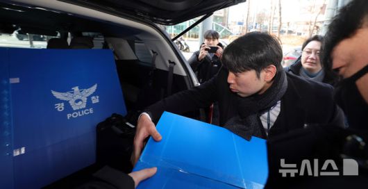 [서울=뉴시스] 홍효식 기자 = 서울경찰청 공공범죄수사대 수사관들이 14일 정치자금법 위반 등 혐의를 받는 김병기 더불어민주당 의원의 서울 동작구 상도동 지역구 사무실에서 압수수색을 마친 뒤 압수품을 차량에 싣고 있다. 2026.01.14. yesphoto@newsis.com