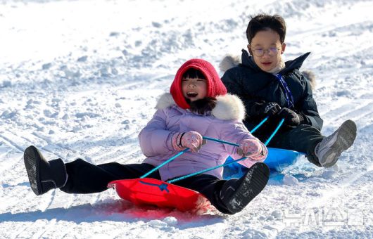 [대구=뉴시스] 이무열 기자 = 14일 대구 달서구 이월드 눈썰매장에서 아이들이 눈썰매를 타며 즐거운 시간을 보내고 있다. 2026.01.14. lmy@newsis.com