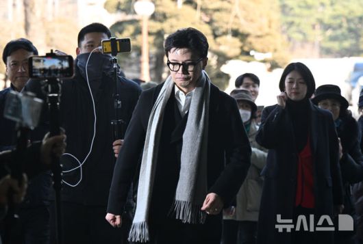 [서울=뉴시스] 김금보 기자= 한동훈 전 국민의힘 대표가 지난 14일 서울 여의도국회 소통관에서 당 윤리위원회가 본인을 제명 결정한 것과 관련해 입장을 밝히기 위해 입장하고 있다.(공동취재) 2026.01.14. photo@newsis.com