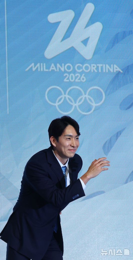 [서울=뉴시스] 박주성 기자 = 14일 서울 영등포구 페어몬트 앰배서더 서울 호텔 그랜드볼룸에서 열린 JTBC 2026 밀라노 코르티나 동계올림픽 기자간담회에서 이승훈 해설위원이 포즈를 취하고 있다. 2026.01.14. park7691@newsis.com