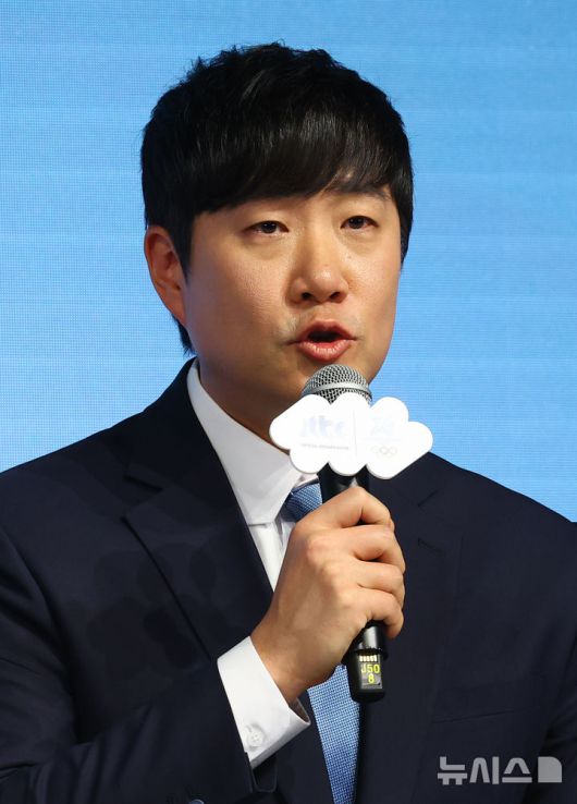 [서울=뉴시스] 박주성 기자 = 14일 서울 영등포구 페어몬트 앰배서더 서울 호텔 그랜드볼룸에서 열린 JTBC 2026 밀라노 코르티나 동계올림픽 기자간담회에서 배성재 캐스터가 취재진 질문에 답하고 있다. 2026.01.14. park7691@newsis.com