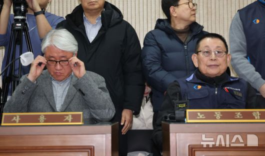 [서울=뉴시스] 황준선 기자 = 서울시버스노동조합 파업 이틀차인 박점곤(오른쪽) 전국자동차노동조합연맹 서울시버스노동조합 위원장과 김정환 서울시버스운송사업조합 이사장이 14일 오후 서울 영등포구 서울지방노동위원회에서 열린 노사 교섭에 참석해 있다. 2026.01.14. hwang@newsis.com