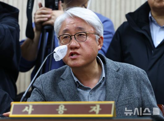 [서울=뉴시스] 황준선 기자 = 김정환 서울시버스운송사업조합 이사장이 14일 오후 서울 영등포구 서울지방노동위원회에서 열린 노사 교섭에서 발언하고 있다. 2026.01.14. hwang@newsis.com