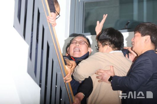 [서울=뉴시스] 황준선 기자 = 14일 서울 영등포구 서울지방노동위원회에서 열린 특별조조위원회 2차 사후 조정회의에서 박점곤 서울시버스노동조합 위원장이 회의장을 나서자 회의 관계자들이 이를 만류하고 있다. 2026.01.14. xconfind@newsis.com