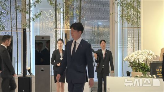 [서울=뉴시스] 이혜원 기자 = 신유열 롯데그룹 부사장이 15일 오전 서울 송파구 롯데월드타워에서 열린 신격호 롯데그룹 창업주 6주기 추모식 참석해 헌화한 뒤 자리로 돌아가고 있다. 2026.01.15.march11@newsis.com