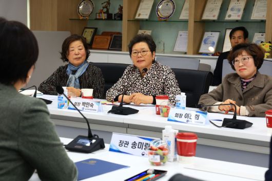 [세종=뉴시스] 농림축산식품부는 송미령 장관이 이날 전북 익산시 소재 원광대학교병원을 방문해 여성농업인 단체장 간담회를 개최했다고 전했다. (사진=농식품부 제공) 2026.01.15. photo@newsis.com *재판매 및 DB 금지