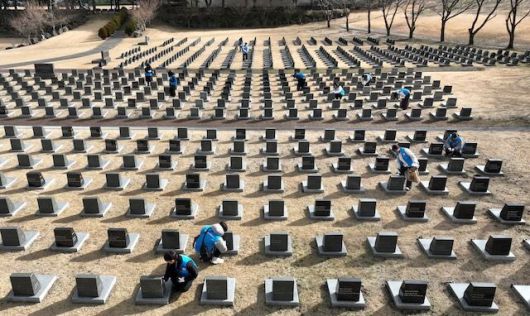 [서울=뉴시스] 명지대 동계 제주 봉사활동 참가자들이 제주 4·3 평화공원 위령비 비석을 닦고 있다. (사진=명지대 제공) 2026.01.15. photo@newsis.com *재판매 및 DB 금지