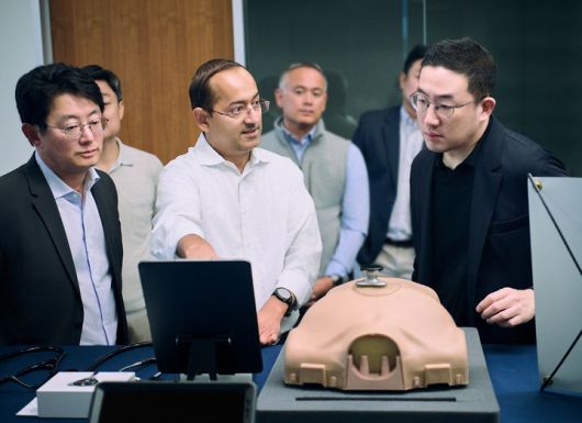 [서울=뉴시스]구광모 LG그룹 회장(맨 오른쪽)이 미국 실리콘밸리에 있는 LG테크놀로지벤처스에 방문해 LG테크놀로지벤처스가 투자한 주요 스타트업의 기술을 자세히 살펴보고 있다. (사진 = LG) 2026.01.15. photo@newsis.com *재판매 및 DB 금지