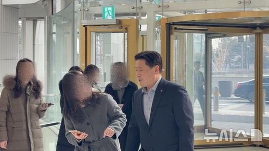 [서울=뉴시스] 한이재 기자 = 이원택 롯데GRS 대표이사가 15일 오후 서울 송파구 롯데월드타워에서 열린 '2026 상반기 롯데 VCM'에 참석하고 있다. 2026.01.15.