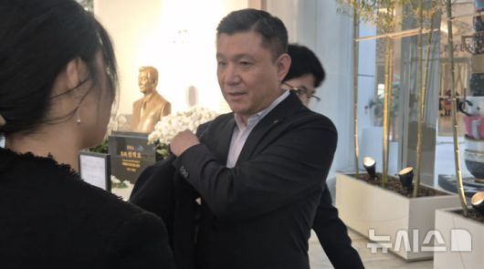 [서울=뉴시스] 이명동 기자 = 김홍철 코리아세븐 대표이사가 15일 서울 송파구 롯데월드타워에서 열린 2026 상반기 롯데 VCM(Value Creation Meeting·옛 사장단 회의)에 참석하고 있다. 2026.01.15. ddingdong@newsis.com