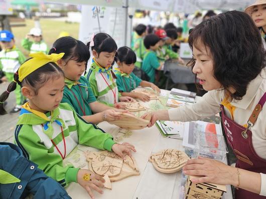 [청주=뉴시스] 충청대학교 유아숲지도사교육원  양성과정에 참여한 수강생(오른쪽)이 아이들을 대상으로 교육하고 있다. (사진=충청대 제공) 2026.01.15. photo@newsis.com   *재판매 및 DB 금지