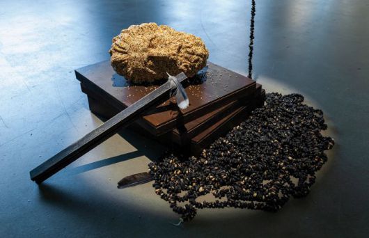 [대구=뉴시스] Prometheus, 4K video, 21Min, beam projector, 새모이, 물엿, 밀가루, 젤라틴, 라드유, 비둘기 깃털, 검정콩, 2022. (사진 = 수성문화재단 제공) 2026.01.15. photo@newsis.com *재판매 및 DB 금지