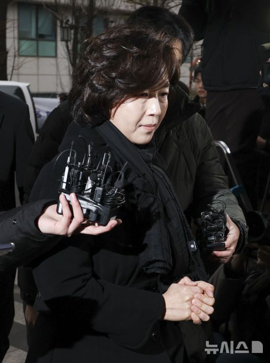 [서울=뉴시스] 김근수 기자 = 공천 헌금 의혹을 받는 김경 서울시의원이 15일 오전 서울 마포구 공공범죄수사대에서 경찰 조사를 받기위해 출석하고 있다. 2026.01.15. ks@newsis.com