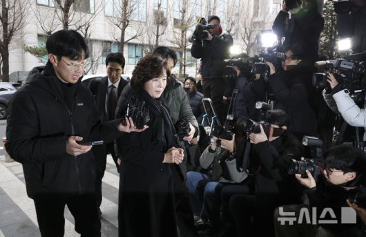 [서울=뉴시스] 김근수 기자 = 공천 헌금 의혹을 받는 김경 서울시의원이 15일 오전 서울 마포구 공공범죄수사대에서 경찰 조사를 받기위해 출석하고 있다. 2026.01.15. ks@newsis.com