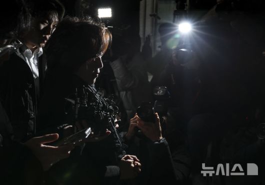 [서울=뉴시스] 김근수 기자 = 공천 헌금 의혹을 받는 김경 서울시의원이 15일 오전 서울 마포구 공공범죄수사대에서 경찰 조사를 받기위해 출석하고 있다. 2026.01.15. ks@newsis.com