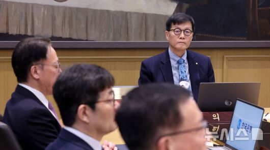 [서울=뉴시스] 박주성 기자 = 이창용 한국은행 총재가 15일 오전 서울 중구 한국은행 본관에서 열린 금융통화위원회 본회의를 주재하고 있다. (공동취재). 2026.01.15. photo@newsis.com