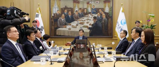 [서울=뉴시스] 박주성 기자 = 이창용 한국은행 총재가 15일 오전 서울 중구 한국은행 본관에서 열린 금융통화위원회 본회의를 주재하고 있다. (공동취재). 2026.01.15. photo@newsis.com