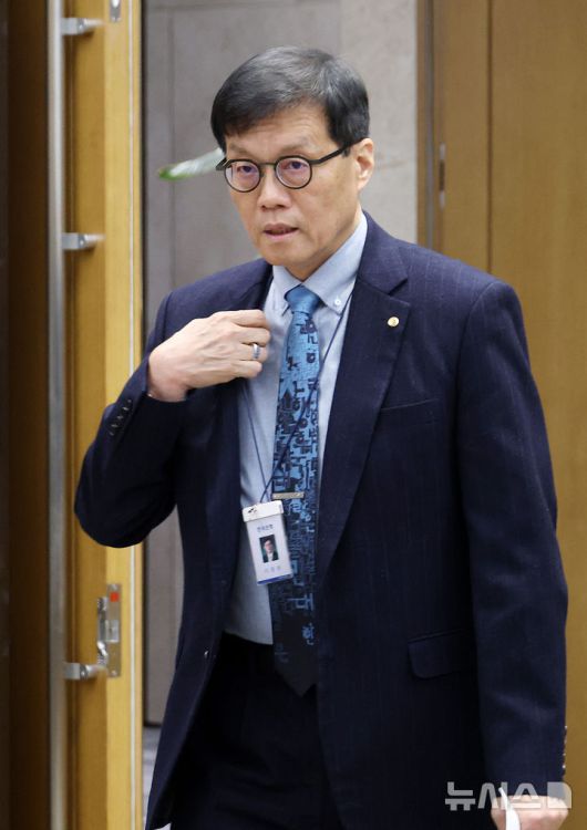[서울=뉴시스] 박주성 기자 = 이창용 한국은행 총재가 15일 오전 서울 중구 한국은행 본관에서 열린 금융통화위원회 본회의에 참석하고 있다. (공동취재). 2026.01.15. photo@newsis.com