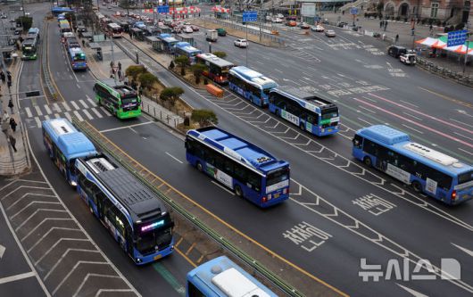[서울=뉴시스] 홍효식 기자 = 서울 시내버스 노사 간 임금 협상이 타결됨에 따라 정상 운행을 시작한 15일 오전 서울 중구 서울역 버스환승센터에 버스들이 운행하고 있다. 2025.01.15. yesphoto@newsis.com