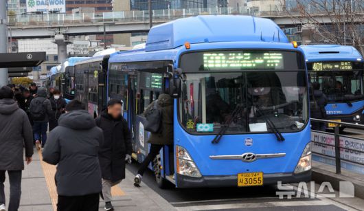 [서울=뉴시스] 홍효식 기자 = 서울 시내버스 노사 간 임금 협상이 타결됨에 따라 정상 운행을 시작한 15일 오전 서울 중구 서울역 버스환승센터에 버스들이 운행하고 있다. 2025.01.15. yesphoto@newsis.com