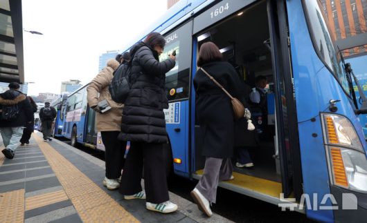 [서울=뉴시스] 홍효식 기자 = 서울 시내버스 노사 간 임금 협상이 타결됨에 따라 정상 운행을 시작한 15일 오전 서울 중구 서울역 버스환승센터에 시민들이 버스에 탑승하고 있다. 2025.01.15. yesphoto@newsis.com