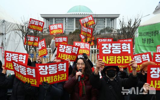 [서울=뉴시스] 김명년 기자 = 한동훈 전 국민의힘 대표 지지자들이 15일 오전 서울 여의도 국회 앞에서 한 전 대표 제명 철회 및 장동혁 대표 사퇴를 촉구하는 기자회견을 열고 구호를 외치고 있다. 2026.01.15. kmn@newsis.com
