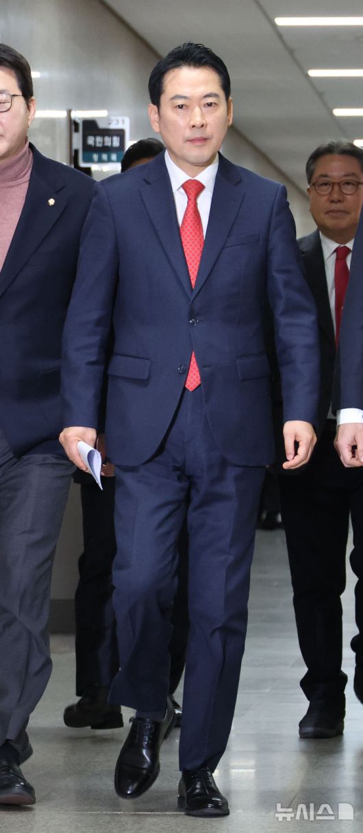 [서울=뉴시스] 김금보 기자 = 장동혁 국민의힘 대표와 최고위원들이 15일 오전 서울 여의도 국회에서 열린 최고위원회의에 참석을 하고 있다. 2026.01.15. kgb@newsis.com