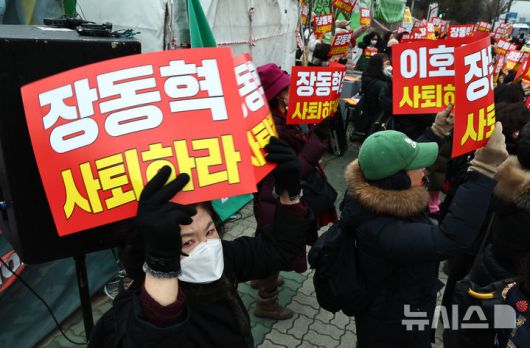 [서울=뉴시스] 김명년 기자 = 한동훈 전 국민의힘 대표 지지자들이 15일 오전 서울 여의도 국회 앞에서 한 전 대표 제명 철회 및 장동혁 대표 사퇴를 촉구하는 기자회견을 열고 구호를 외치고 있다. 2026.01.15. kmn@newsis.com