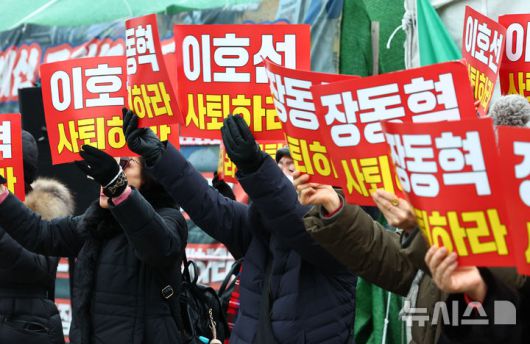 [서울=뉴시스] 김명년 기자 = 한동훈 전 국민의힘 대표 지지자들이 15일 오전 서울 여의도 국회 앞에서 한 전 대표 제명 철회 및 장동혁 대표 사퇴를 촉구하는 기자회견을 열고 구호를 외치고 있다. 2026.01.15. kmn@newsis.com