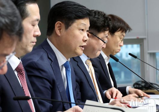 [세종=뉴시스] 강종민 기자 = 조만희 재정경제부 세제실장이 지난 15일 세종시 정부세종청사에서 '2025년 세법개정 후속 시행령' 주요내용을 발표하고 있다. 2026.01.16. ppkjm@newsis.com