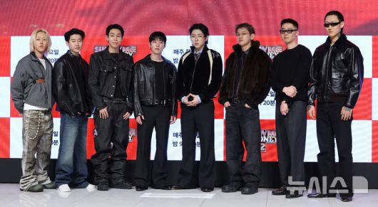 [서울=뉴시스] 조성우 기자 = 15일 오전 서울 강남구 엘리에나 호텔에서 열린 Mnet '쇼미더머니 12' 제작발표회에서 프로듀서로 참여하는 릴 모스핏(왼쪽부터) 박재범, 로꼬, 그레이, 지코, 크러시, 허키 시바세키, 제이통이 포즈를 취하고 있다. 2026.01.15. xconfind@newsis.com