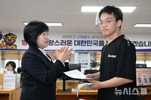 [서울=뉴시스] 권창회 기자 = 홍소영 병무청장이 15일 오전 서울 영등포구 서울지방병무청 제1병역판정검사장에서 열린 2026년도 병역판정검사에서 첫 현역 판정자를 축하해주고 있다. (공동취재) 2025.01.15. photo@newsis.com