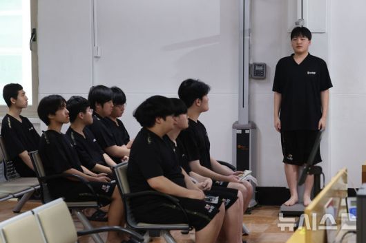 [서울=뉴시스] 권창회 기자 = 15일 오전 서울 영등포구 서울지방병무청  제1병역판정검사장에서 열린 2026년도 병역판정검사에서 대상자들이 신체검사를 받고 있다. 2025.01.15. kch0523@newsis.com