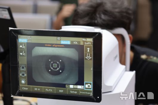 [서울=뉴시스] 권창회 기자 = 15일 오전 서울 영등포구 서울지방병무청  제1병역판정검사장에서 열린 2026년도 병역판정검사에서 대상자들이 신체검사를 받고 있다. 2025.01.15. kch0523@newsis.com