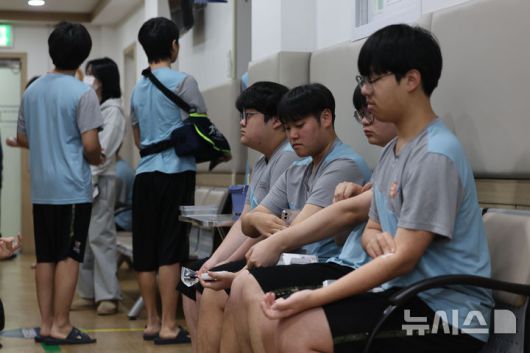 [서울=뉴시스] 권창회 기자 = 15일 오전 서울 영등포구 서울지방병무청  제1병역판정검사장에서 열린 2026년도 병역판정검사에서 대상자들이 혈액 검사를 받고 있다. 2025.01.15. kch0523@newsis.com