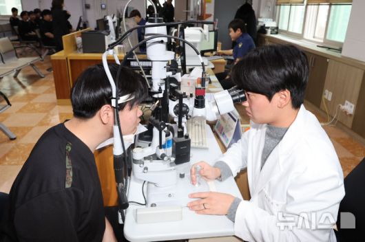 [서울=뉴시스] 권창회 기자 = 15일 오전 서울 영등포구 서울지방병무청  제1병역판정검사장에서 열린 2026년도 병역판정검사에서 대상자들이 신체검사를 받고 있다. 2025.01.15. kch0523@newsis.com