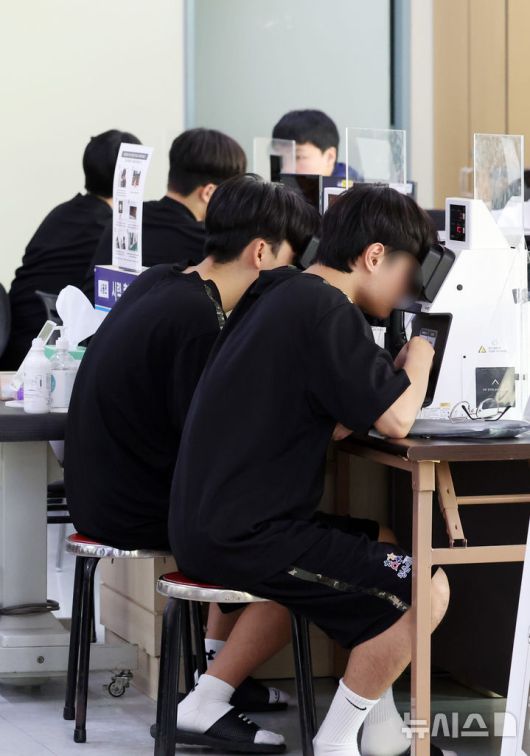 [부산=뉴시스] 하경민 기자 = 2026년도 첫 병역판정검사가 진행된 15일 부산 수영구 부산울산병무청에서 대상자들이 신체검사를 받고 있다.    올해 부산에서는 12월23일까지 1만4000여 명을 대상으로 병역판정검사를 진행한다. 2026.01.15. yulnetphoto@newsis.com