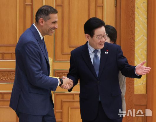 [서울=뉴시스] 고범준 기자 = 이재명 대통령이 15일 청와대 본관에서 아랍에미리트(UAE)의 칼둔 칼리파 알 무바라크 아부다비행정청장 접견에 앞서 악수하며 자리를 안내하고 있다. (청와대통신사진기자단) 2026.01.15. bjko@newsis.com