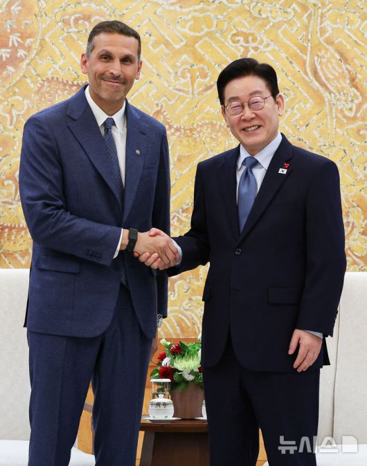 [서울=뉴시스] 고범준 기자 = 이재명 대통령이 15일 청와대 본관에서 아랍에미리트(UAE)의 칼둔 칼리파 알 무바라크 아부다비행정청장 접견에 앞서 기념촬영을 하고 있다. (청와대통신사진기자단) 2026.01.15. bjko@newsis.com